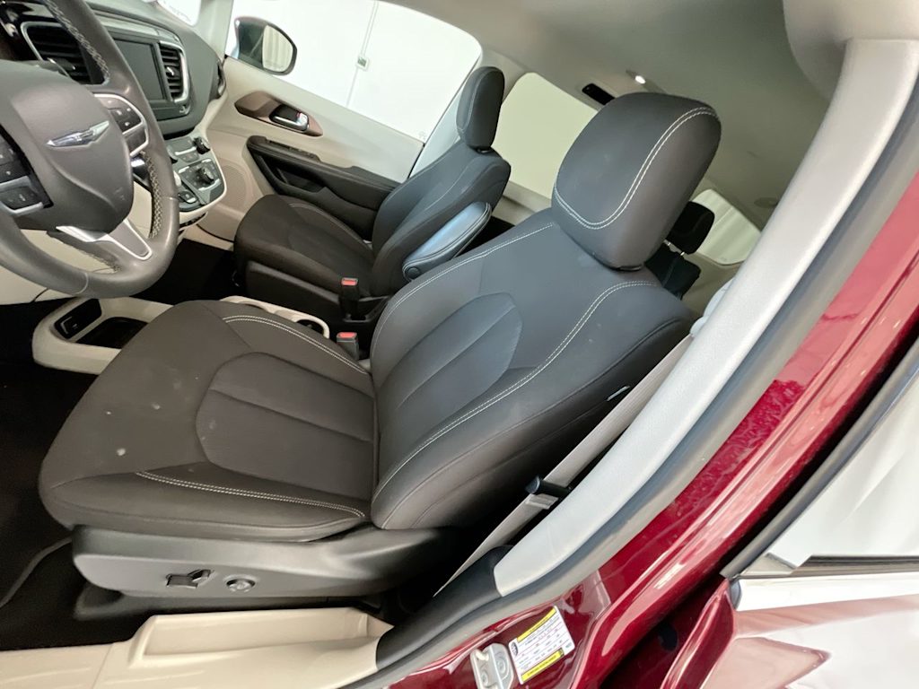 Thumbnail: 2023 Chrysler Voyager - 9