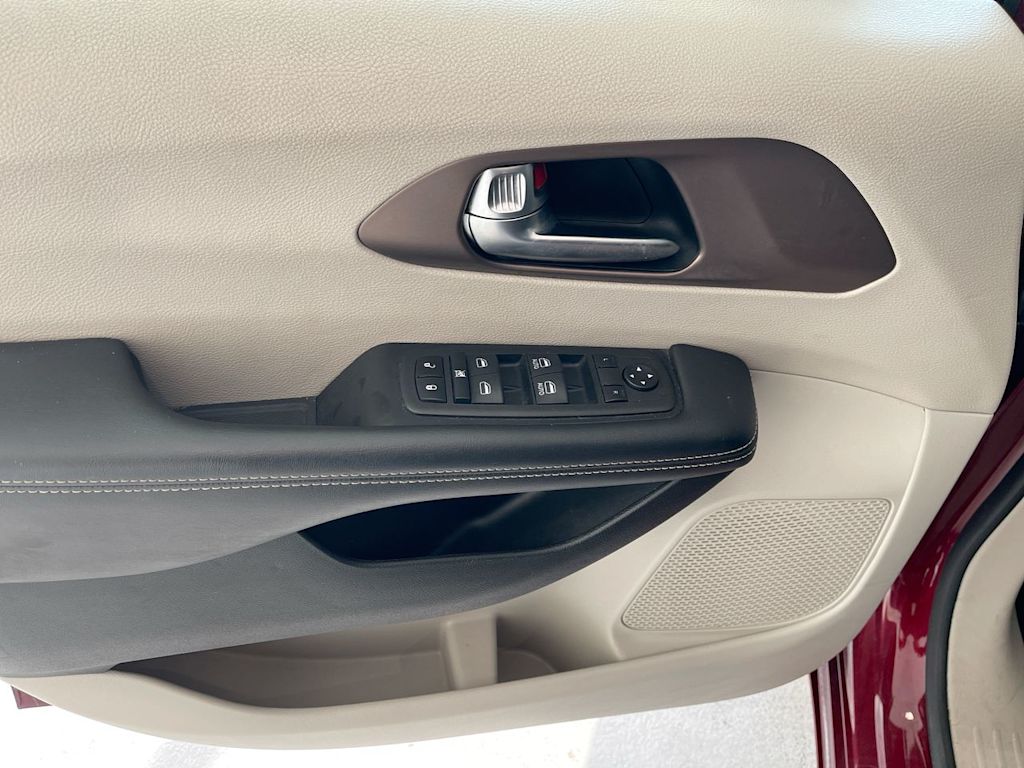 Thumbnail: 2023 Chrysler Voyager - 22