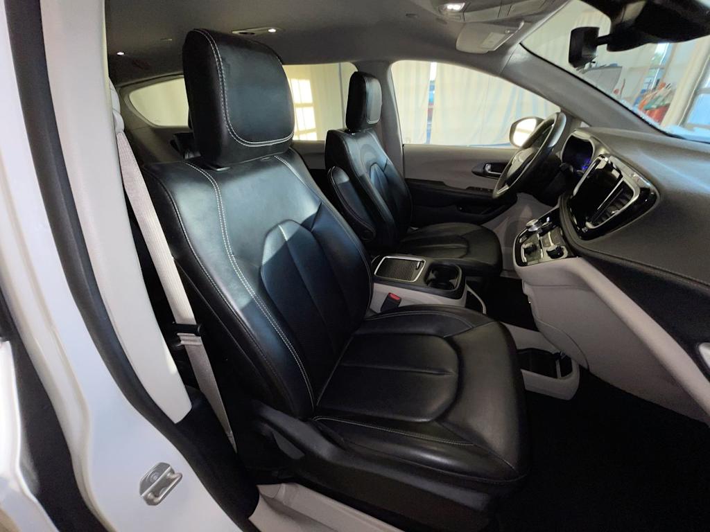 Thumbnail: 2023 Chrysler Pacifica - 9