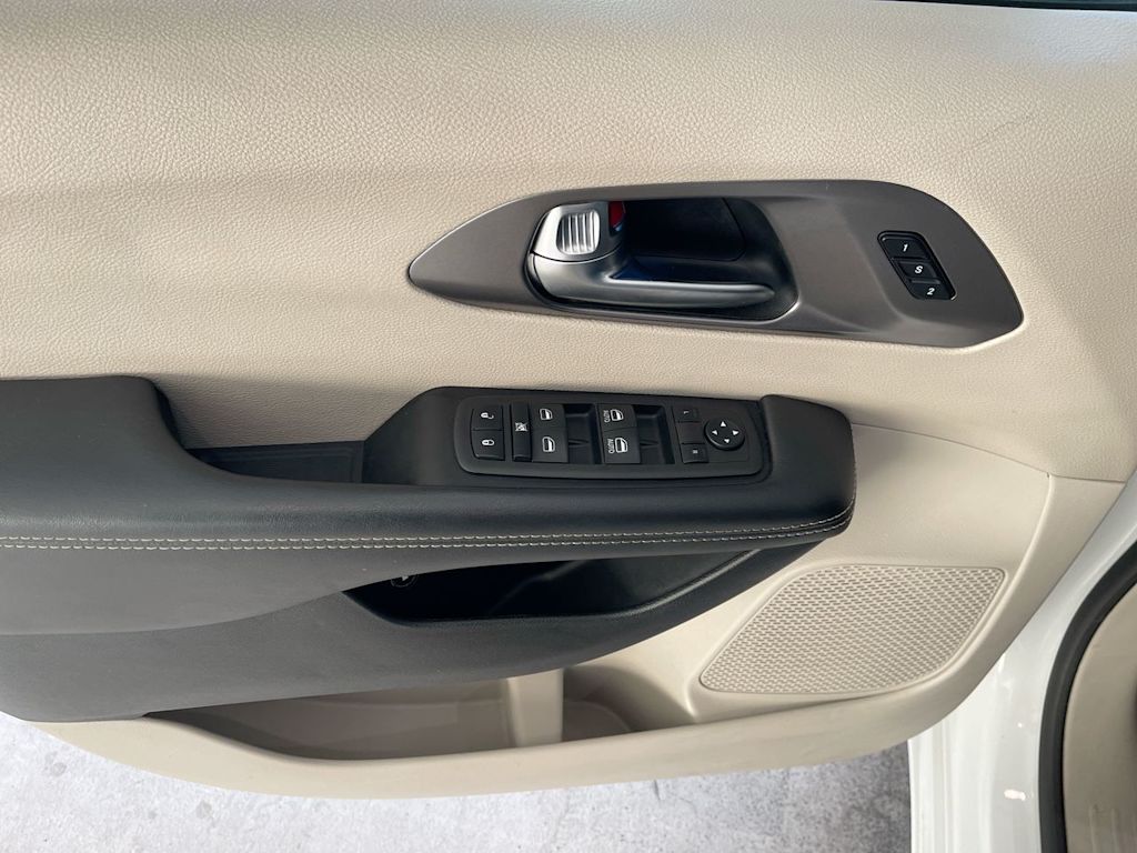Thumbnail: 2023 Chrysler Pacifica - 23