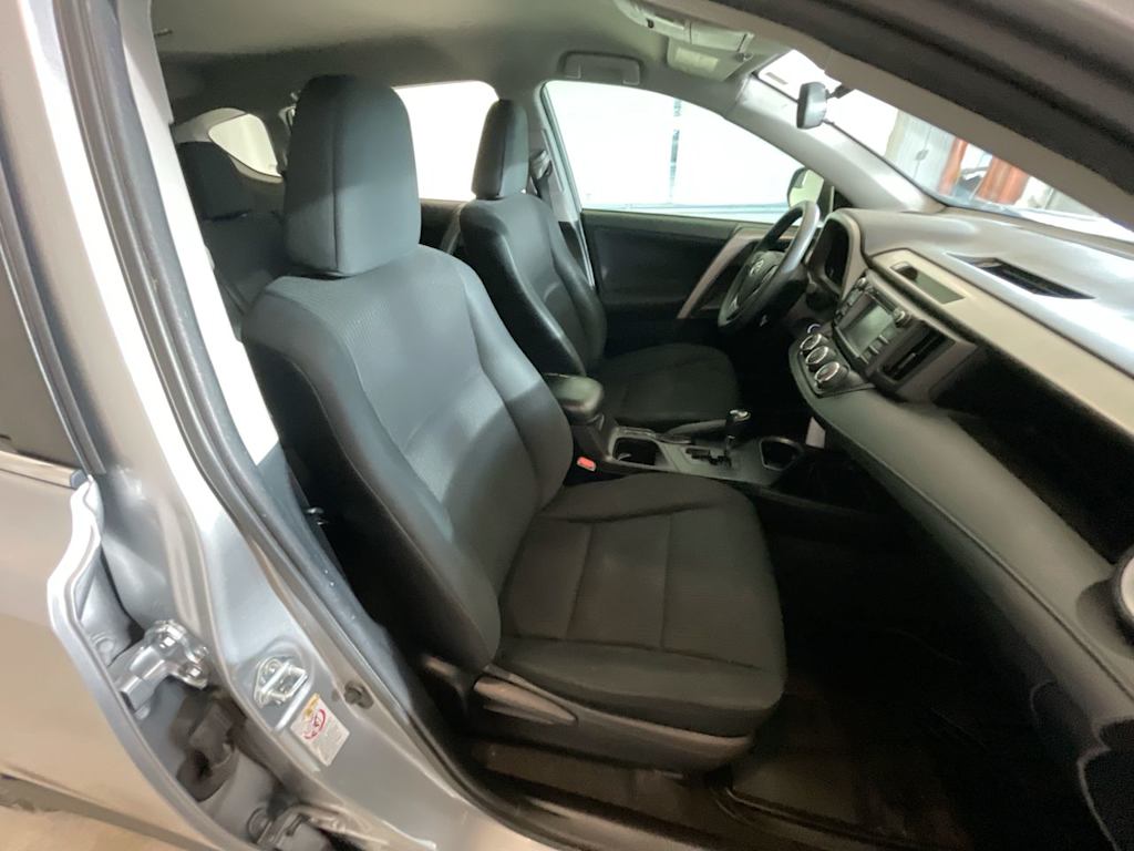 2016 Toyota RAV4 LE 9