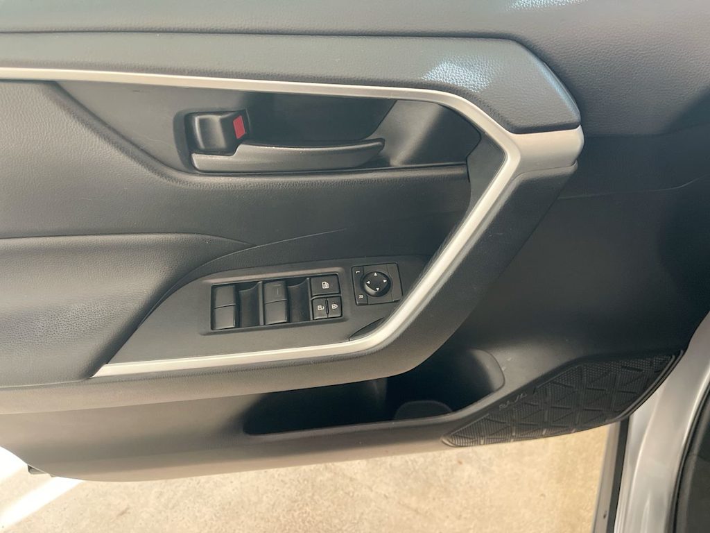 Thumbnail: 2021 Toyota RAV4 - 23