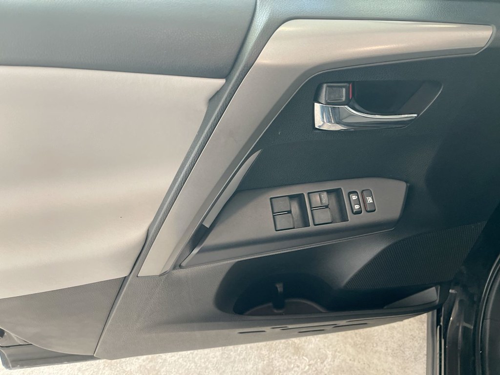 Thumbnail: 2018 Toyota RAV4 - 23