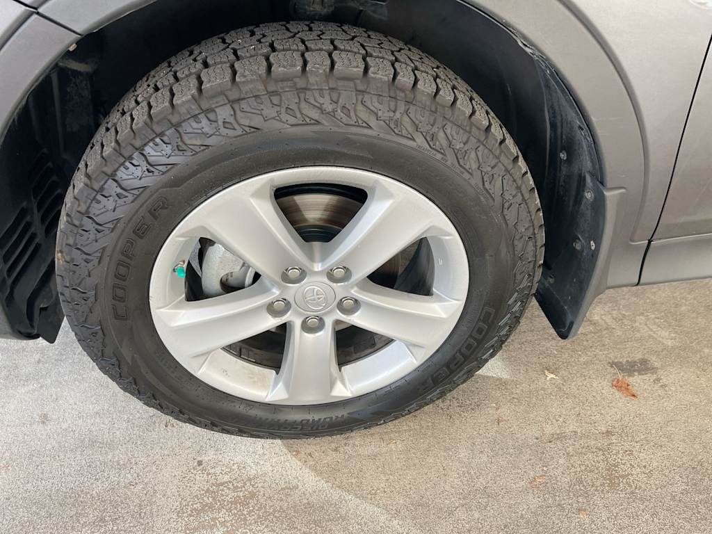 Thumbnail: 2013 Toyota RAV4 - 8