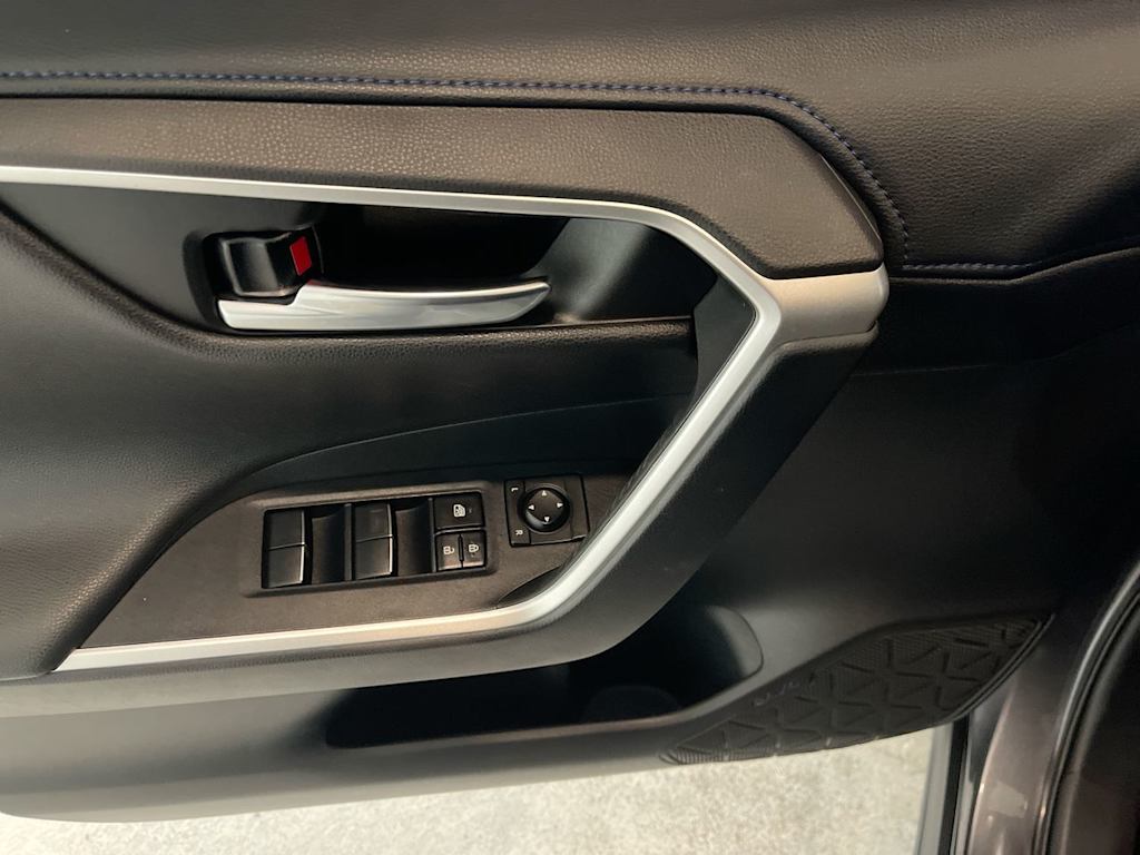 Thumbnail: 2021 Toyota RAV4 - 23