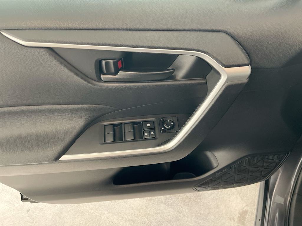 Thumbnail: 2021 Toyota RAV4 - 23