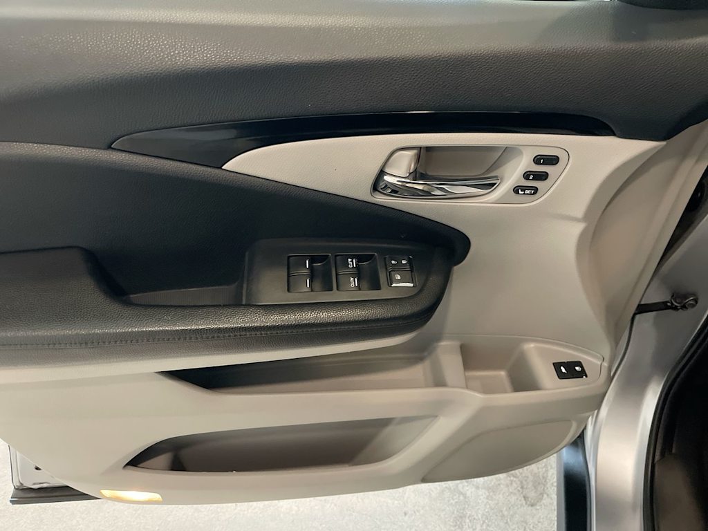 Thumbnail: 2017 Honda Pilot - 23