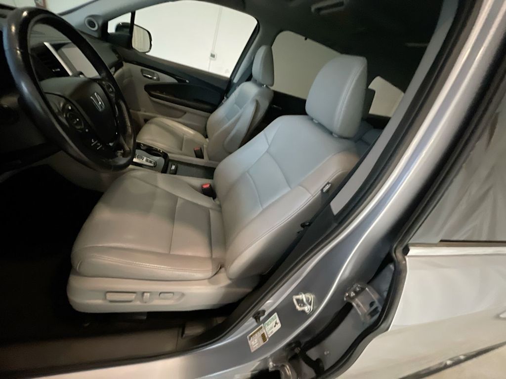 Thumbnail: 2017 Honda Pilot - 9