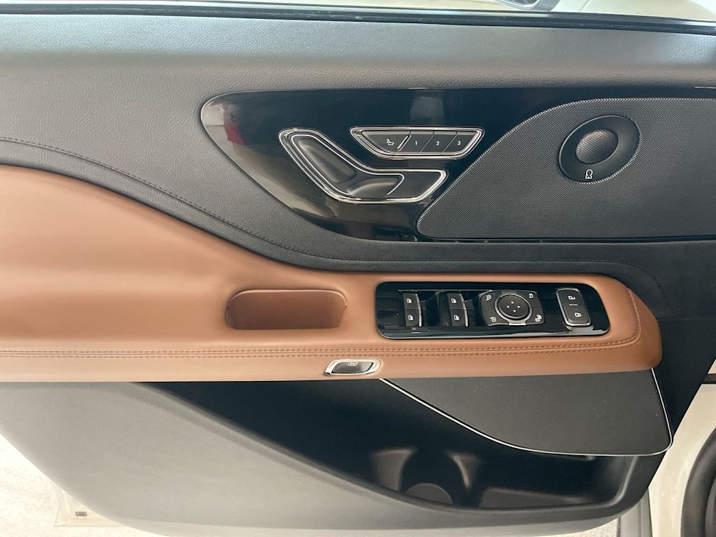 Thumbnail: 2023 Lincoln Aviator - 21