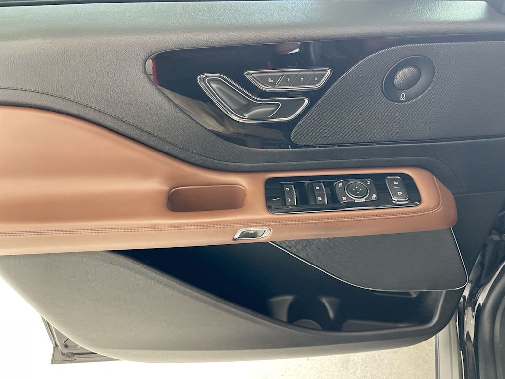 Thumbnail: 2022 Lincoln Aviator - 21