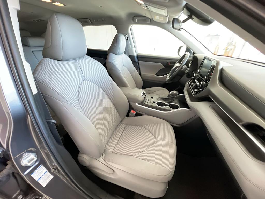 2022 Toyota Highlander LE 28