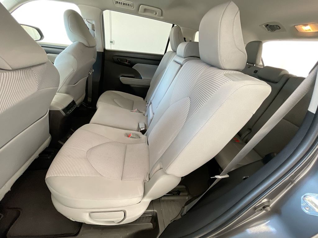 2022 Toyota Highlander LE 12