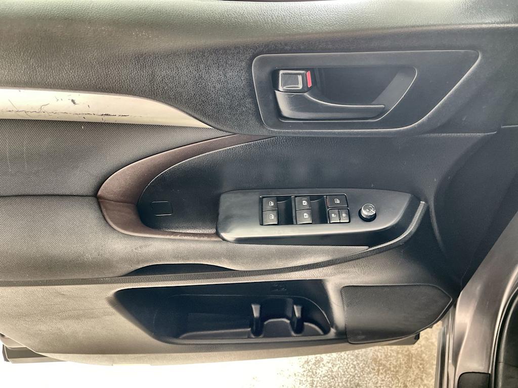 Thumbnail: 2019 Toyota Highlander - 23