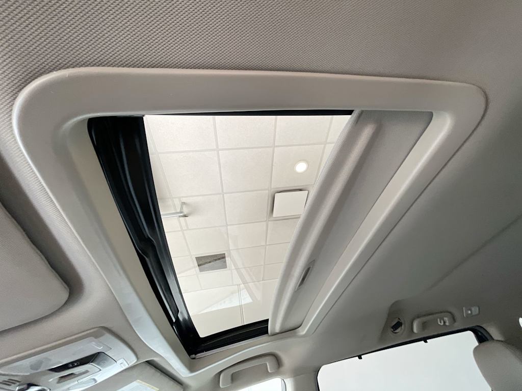 Thumbnail: 2015 Toyota Sienna - 28