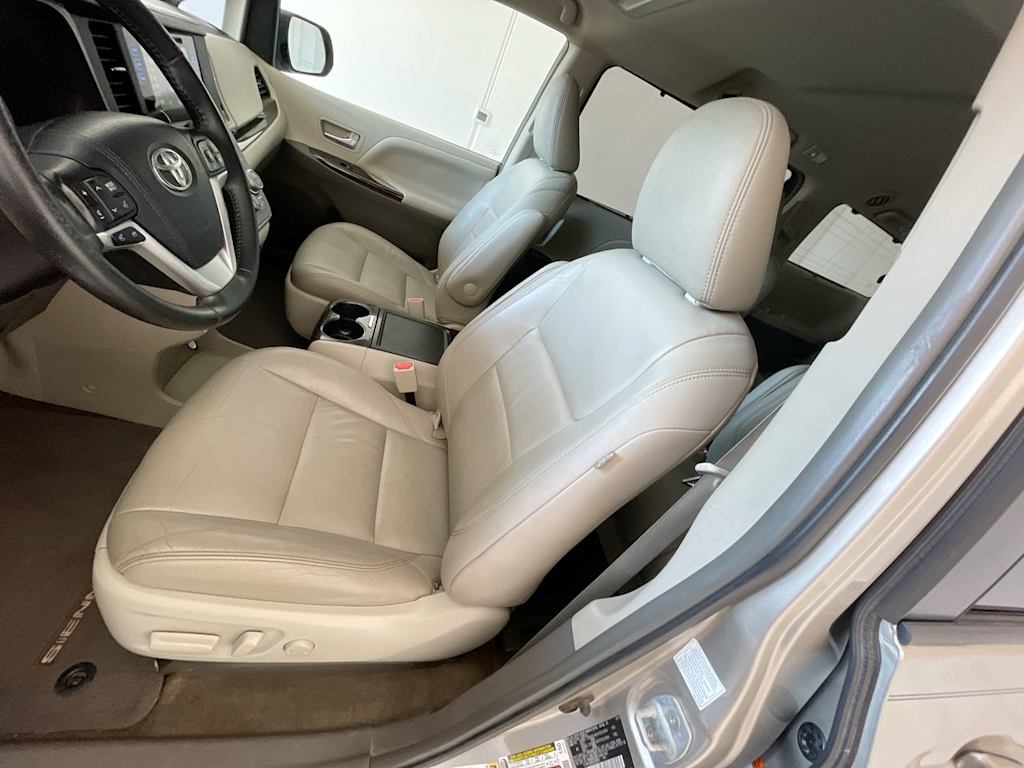Thumbnail: 2015 Toyota Sienna - 10