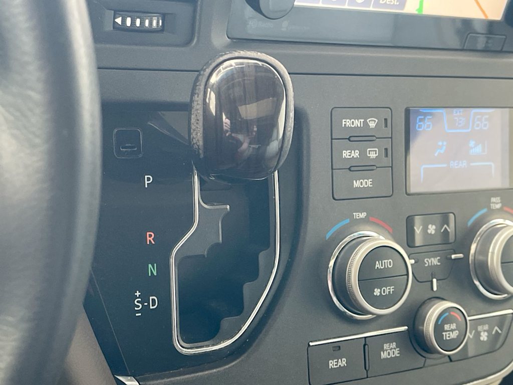 Thumbnail: 2015 Toyota Sienna - 27