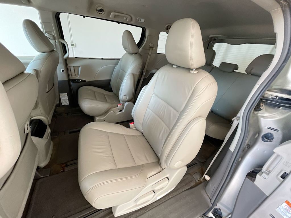 Thumbnail: 2015 Toyota Sienna - 12