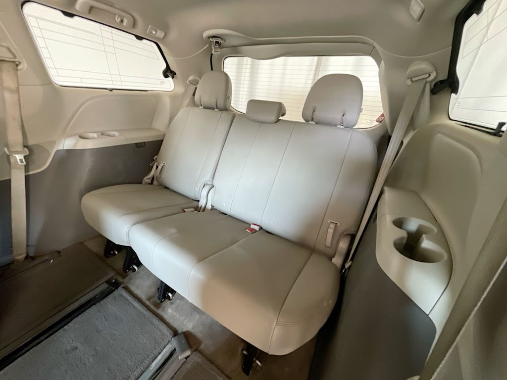 Thumbnail: 2015 Toyota Sienna - 29