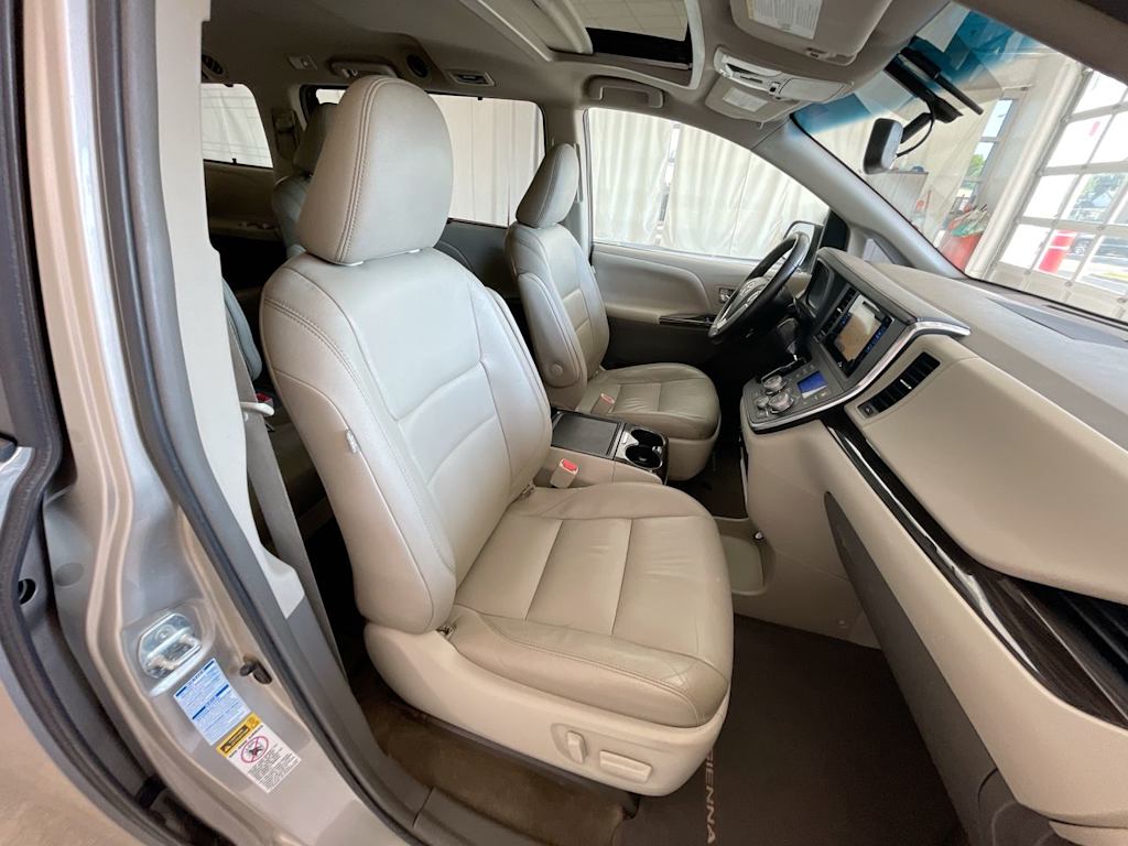 Thumbnail: 2015 Toyota Sienna - 11