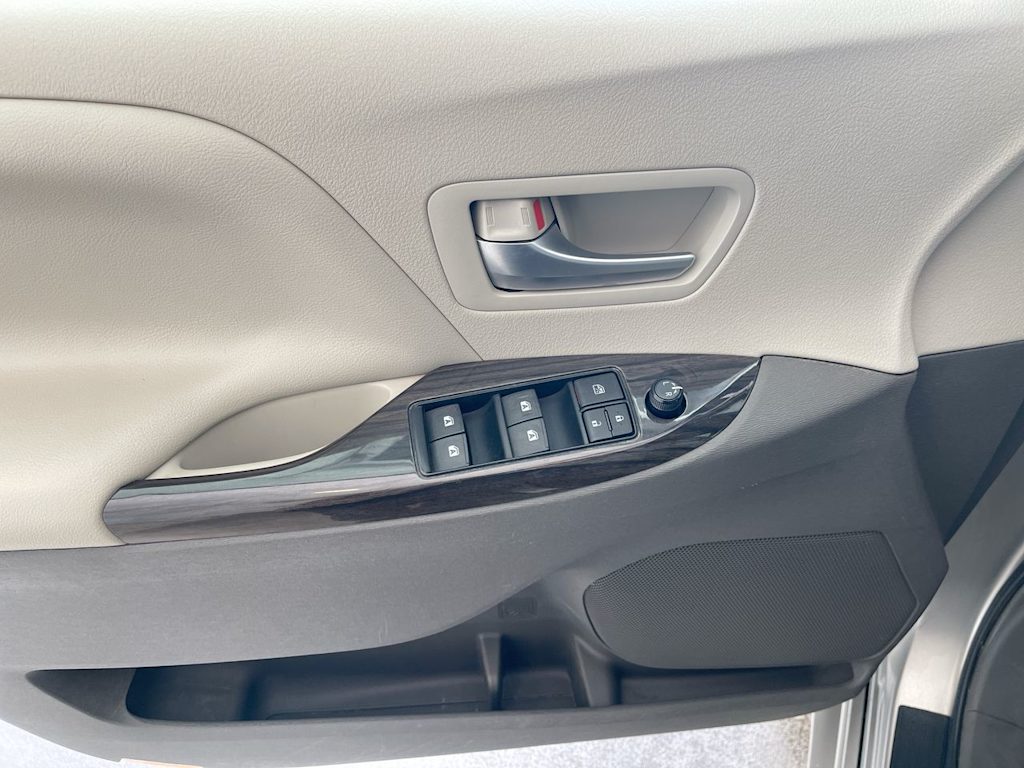 Thumbnail: 2015 Toyota Sienna - 23