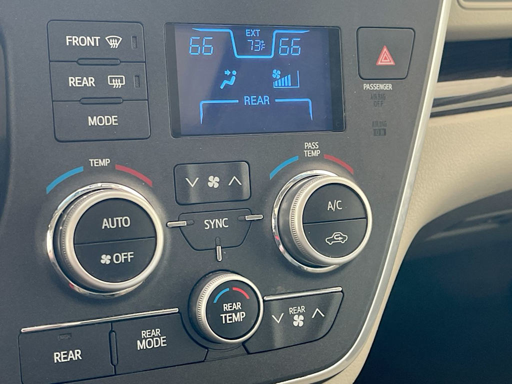 Thumbnail: 2015 Toyota Sienna - 26
