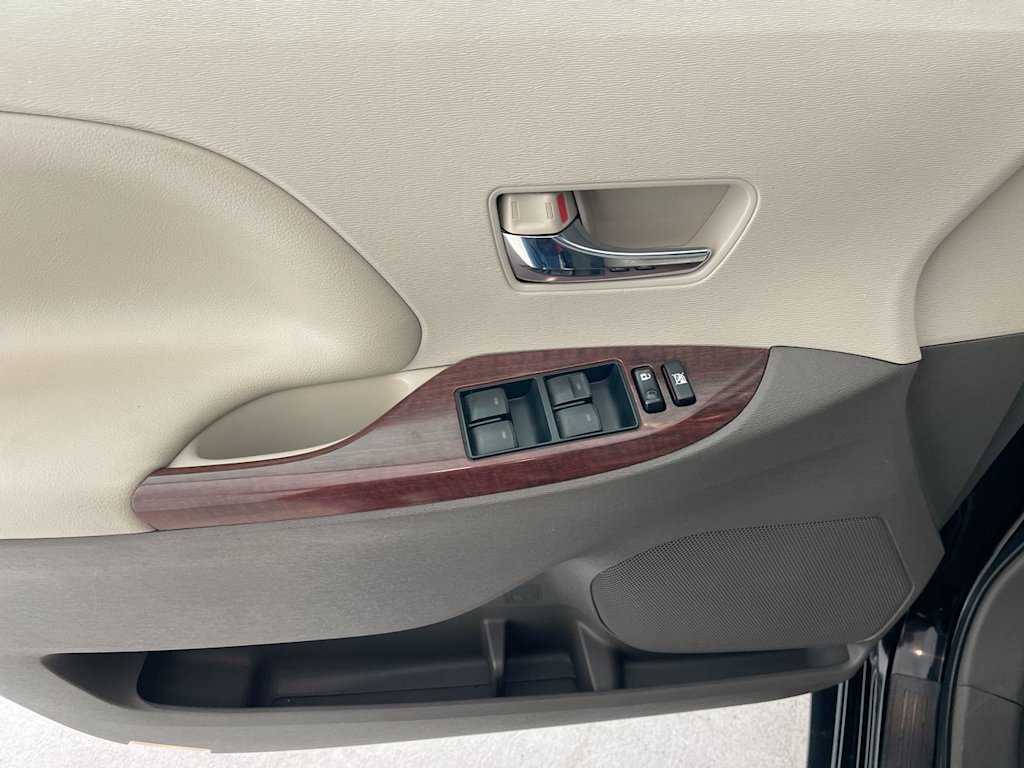 Thumbnail: 2014 Toyota Sienna - 23