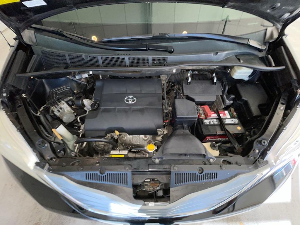 Thumbnail: 2014 Toyota Sienna - 9
