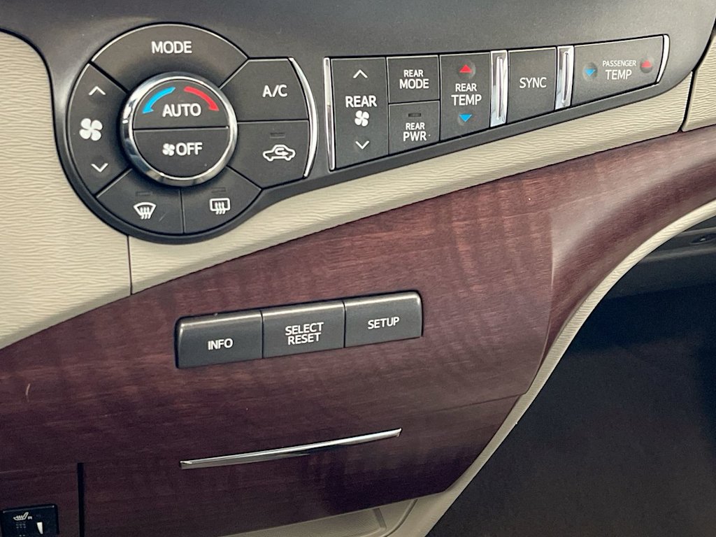 Thumbnail: 2014 Toyota Sienna - 26