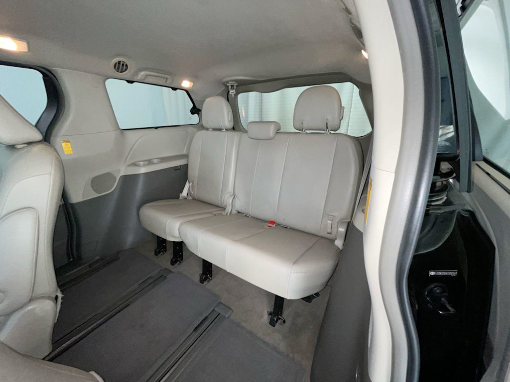 Thumbnail: 2014 Toyota Sienna - 29