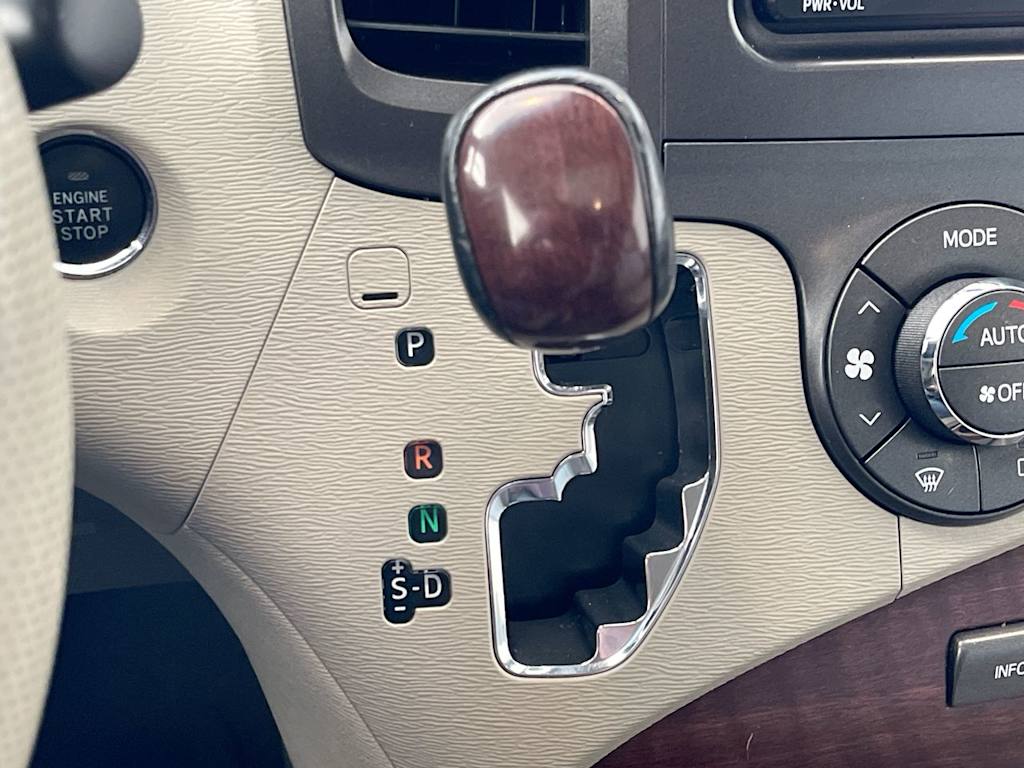 Thumbnail: 2014 Toyota Sienna - 14