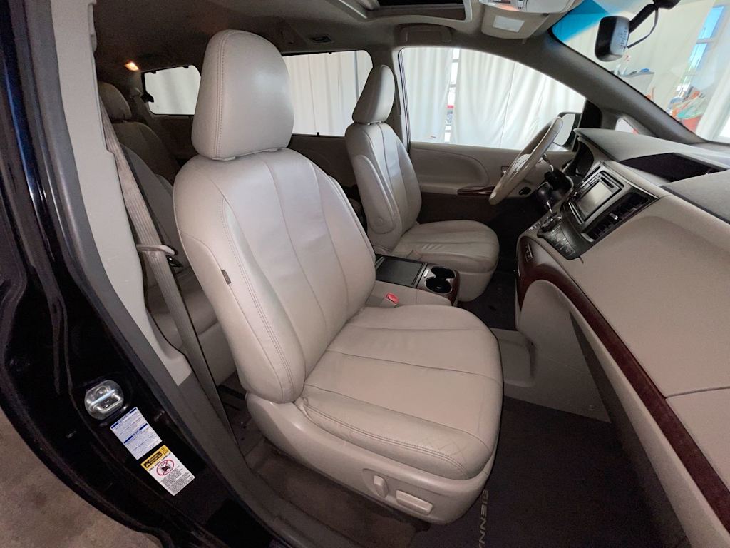 Thumbnail: 2014 Toyota Sienna - 11