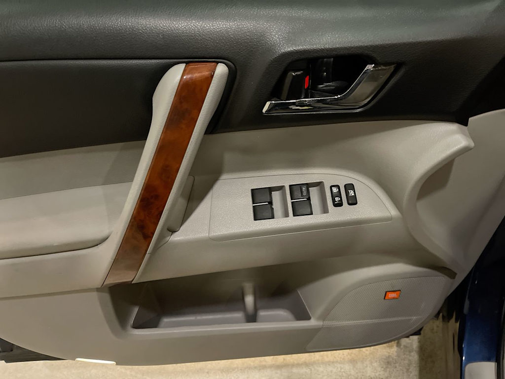 Thumbnail: 2013 Toyota Highlander - 22