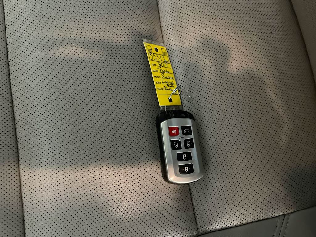 Thumbnail: 2017 Toyota Sienna - 16