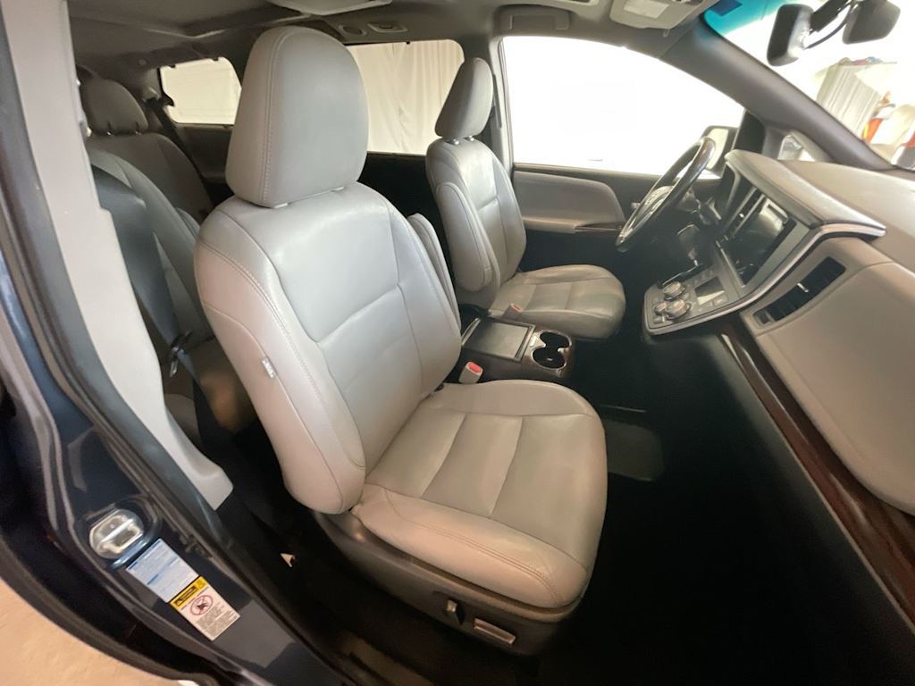 Thumbnail: 2017 Toyota Sienna - 10