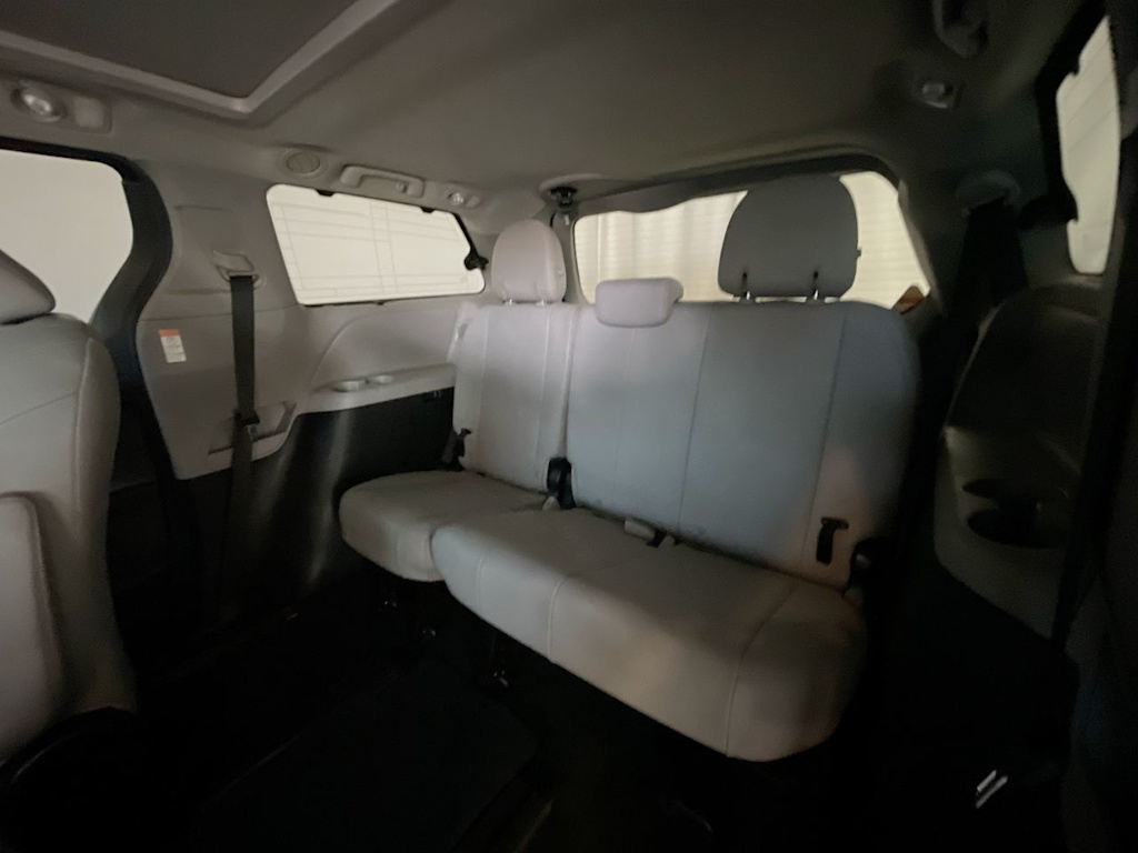 Thumbnail: 2017 Toyota Sienna - 28