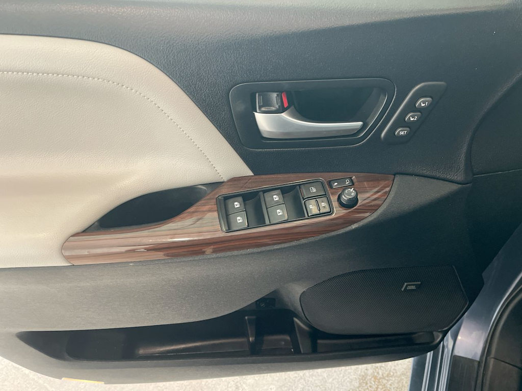 Thumbnail: 2017 Toyota Sienna - 22