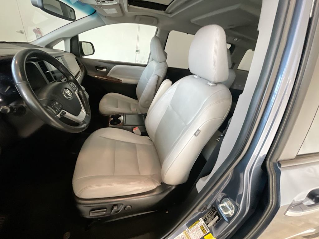 Thumbnail: 2017 Toyota Sienna - 9
