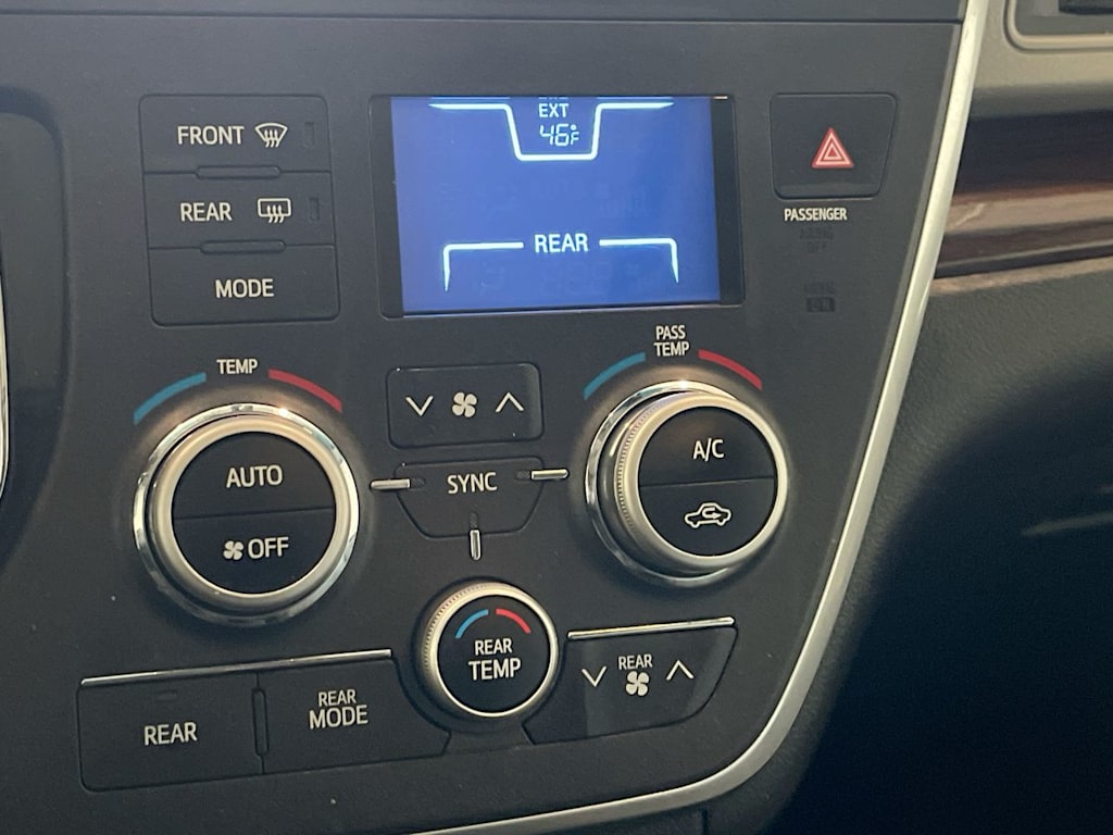 Thumbnail: 2017 Toyota Sienna - 25