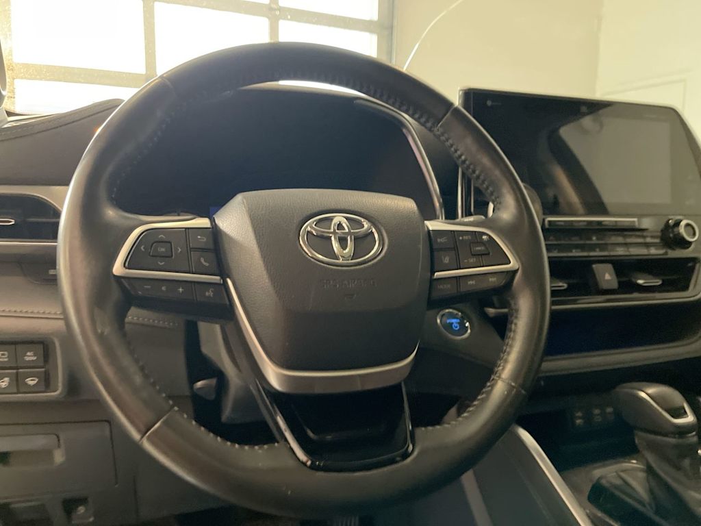 Thumbnail: 2022 Toyota Highlander - 2
