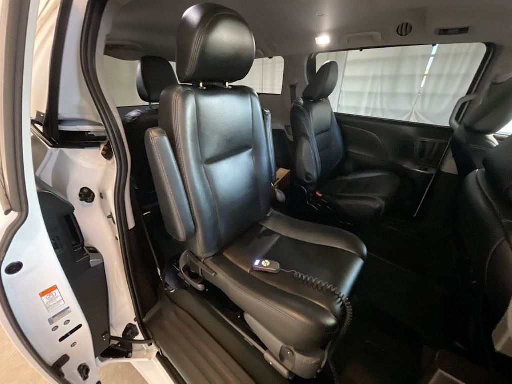 Thumbnail: 2020 Toyota Sienna - 33