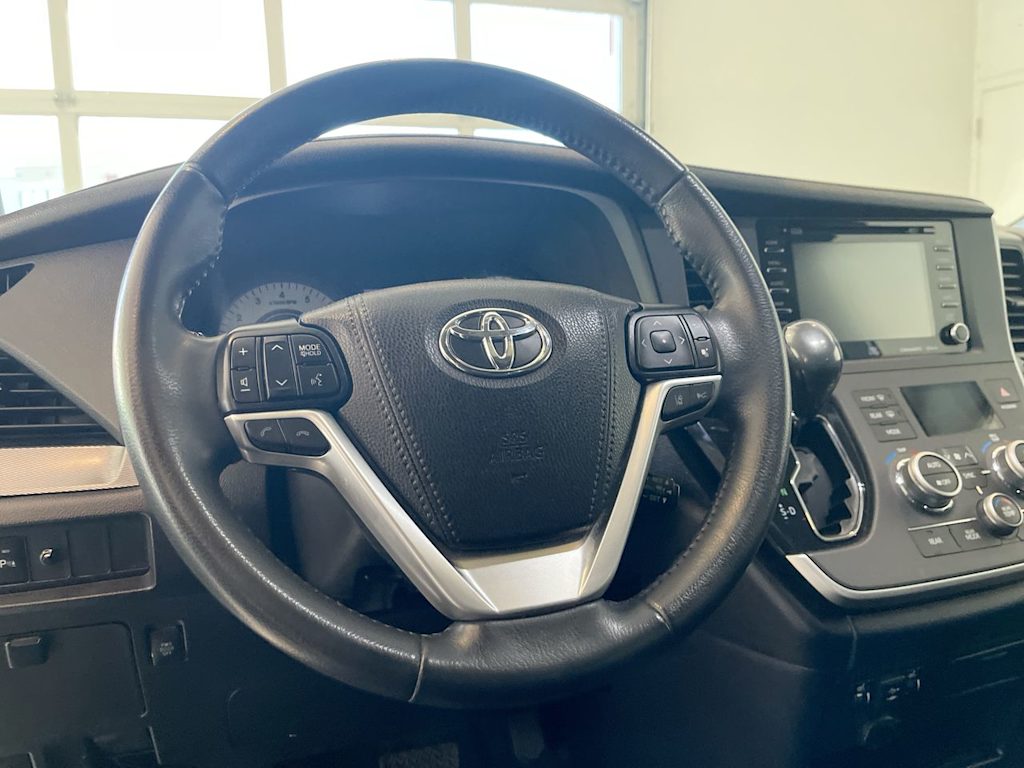 Thumbnail: 2020 Toyota Sienna - 2