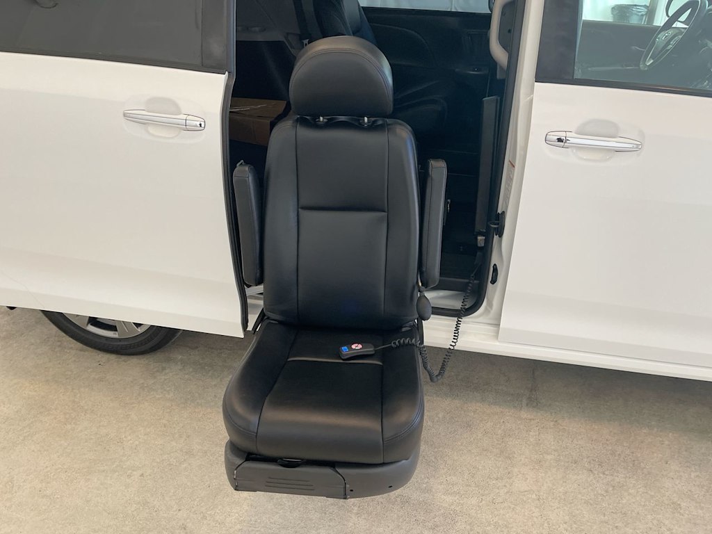 Thumbnail: 2020 Toyota Sienna - 30