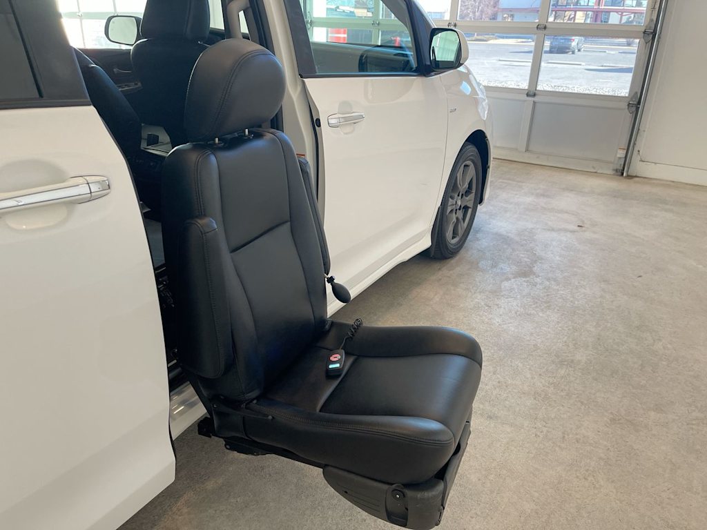 Thumbnail: 2020 Toyota Sienna - 32