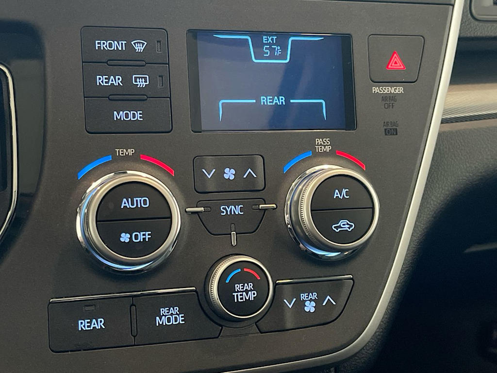 Thumbnail: 2020 Toyota Sienna - 24