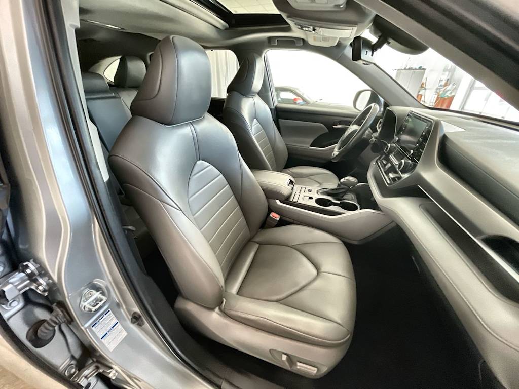 Thumbnail: 2022 Toyota Highlander - 10