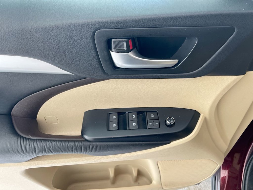 Thumbnail: 2015 Toyota Highlander - 23