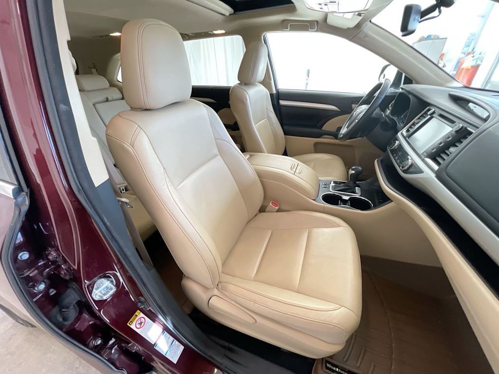 Thumbnail: 2015 Toyota Highlander - 9