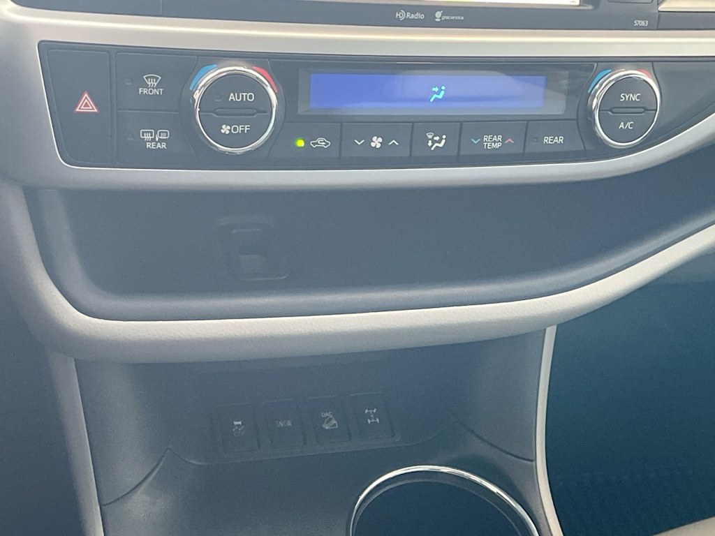Thumbnail: 2015 Toyota Highlander - 25