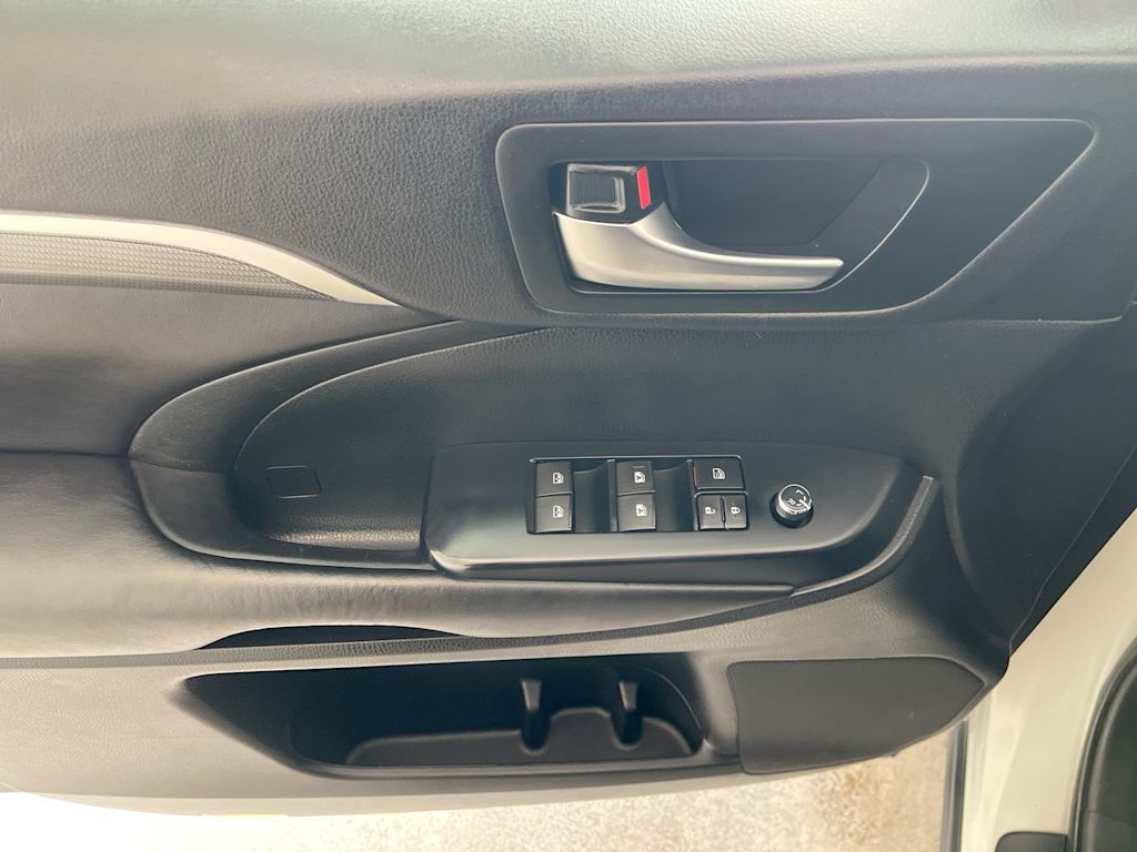 Thumbnail: 2019 Toyota Highlander - 21