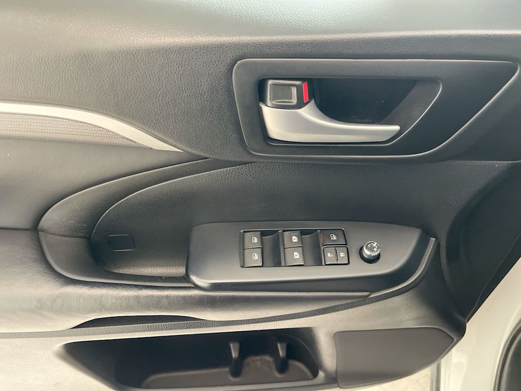 Thumbnail: 2019 Toyota Highlander - 23